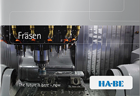 Nahaufnahme einer CNC-Fräsmaschine in Betrieb mit der Aufschrift Fräsen und dem HA-BE-Logo. Der Text The future is here - now ist am unteren Rand zu sehen. Das Bild hat einen modernen, industriellen Charakter.