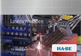 Eine Nahaufnahme einer Laserschweißmaschine in Aktion, die einen hellen Laser auf Metallteile abstrahlt. Neben dem HA-BE-Logo erscheinen die Worte Laserschweißen und The future is here - now.