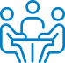 Blaues Liniensymbol von drei Personen, die um einen Tisch sitzen, was auf ein Treffen oder eine Gruppendiskussion hindeutet.