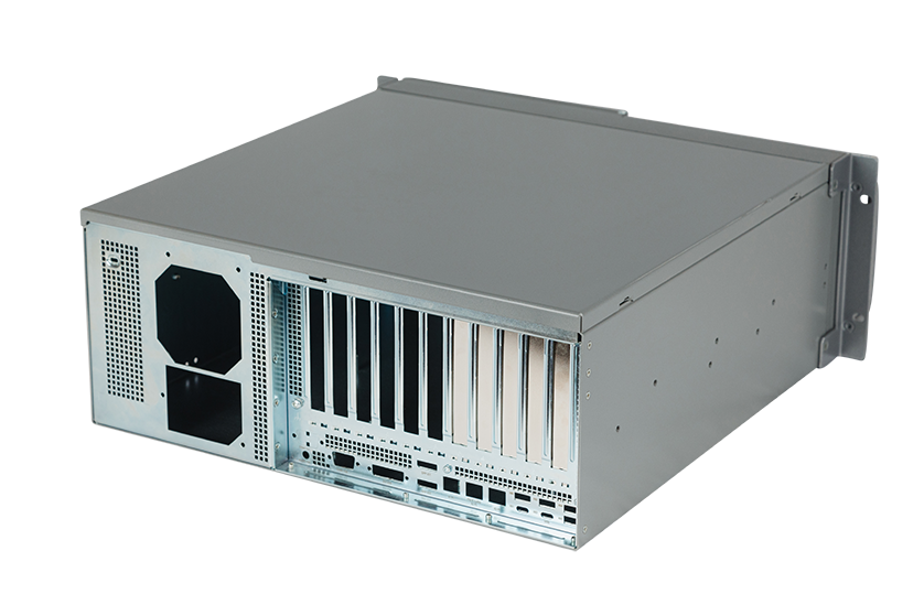 Ein silbernes Rackmount-Computerserver-Gehäuse mit mehreren Erweiterungssteckplätzen und Belüftungsöffnungen auf der Rückseite wird schräg auf weißem Hintergrund gezeigt.