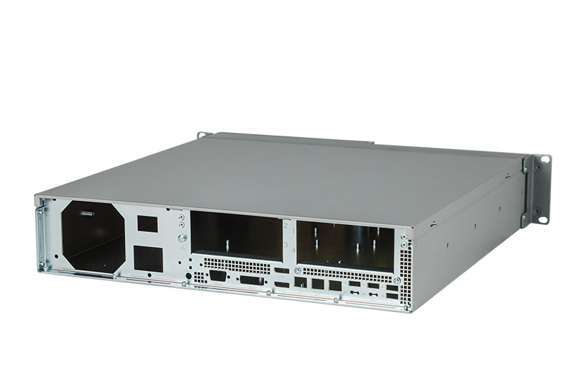 Ein silbernes Rackmount-Servergehäuse aus Metall mit mehreren leeren Schächten und Anschlüssen auf der Rückseite vor einem schlichten weißen Hintergrund.