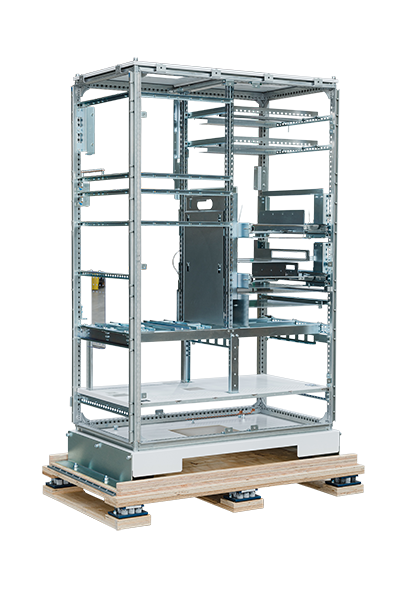 Ein industrieller Server-Rack-Rahmen aus Metall mit mehreren Regalen und Fächern, der auf einer Holzpalette mit Schwingungsdämpfern steht, isoliert auf einem weißen Hintergrund.