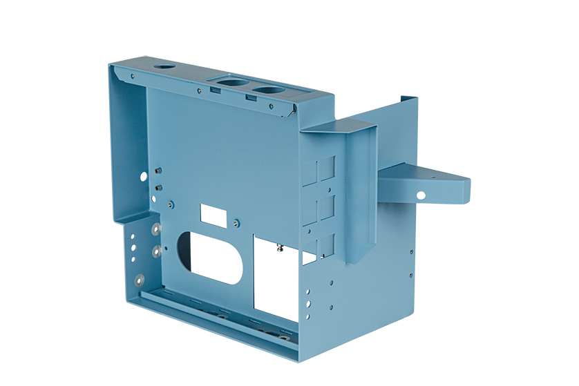 Ein blaues Blechgehäuse mit verschiedenen Ausschnitten und Befestigungslöchern, wahrscheinlich zur Aufnahme von elektronischen Bauteilen oder Maschinenteilen, vor einem schlichten weißen Hintergrund.