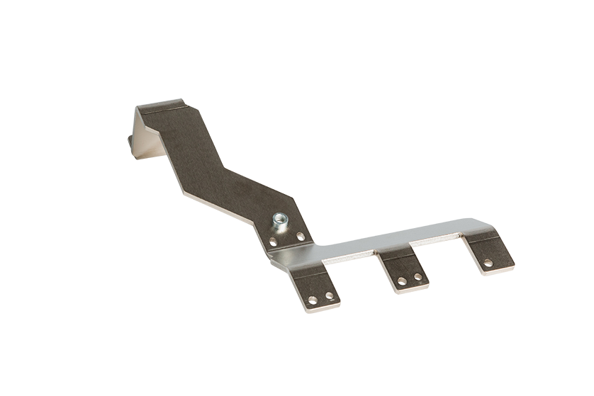 Metallischer, unregelmäßig geformter Bügel mit drei flachen Zacken an einem Ende, einem erhabenen Zickzack-Abschnitt in der Mitte und einem einzelnen Bolzen an der Verbindungsstelle, auf weißem Hintergrund.