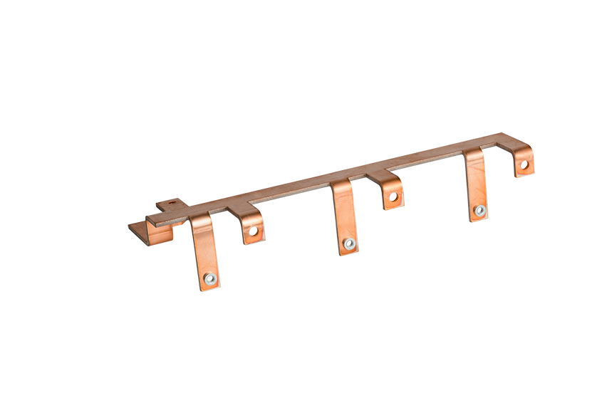 Eine flache, rechteckige Kupfersammelschiene mit vier sich nach unten erstreckenden Bügeln, die jeweils mit einem Bolzen befestigt sind, vor einem schlichten, hellen Hintergrund.
