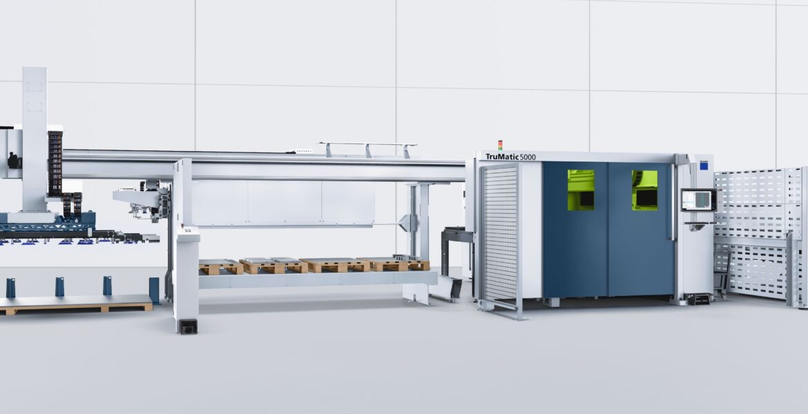 Eine moderne industrielle Automatisierungsmaschine mit Roboterarmen, Förderbändern, Schalttafeln und Paletten in einer sauberen, weißen Fabrikumgebung.