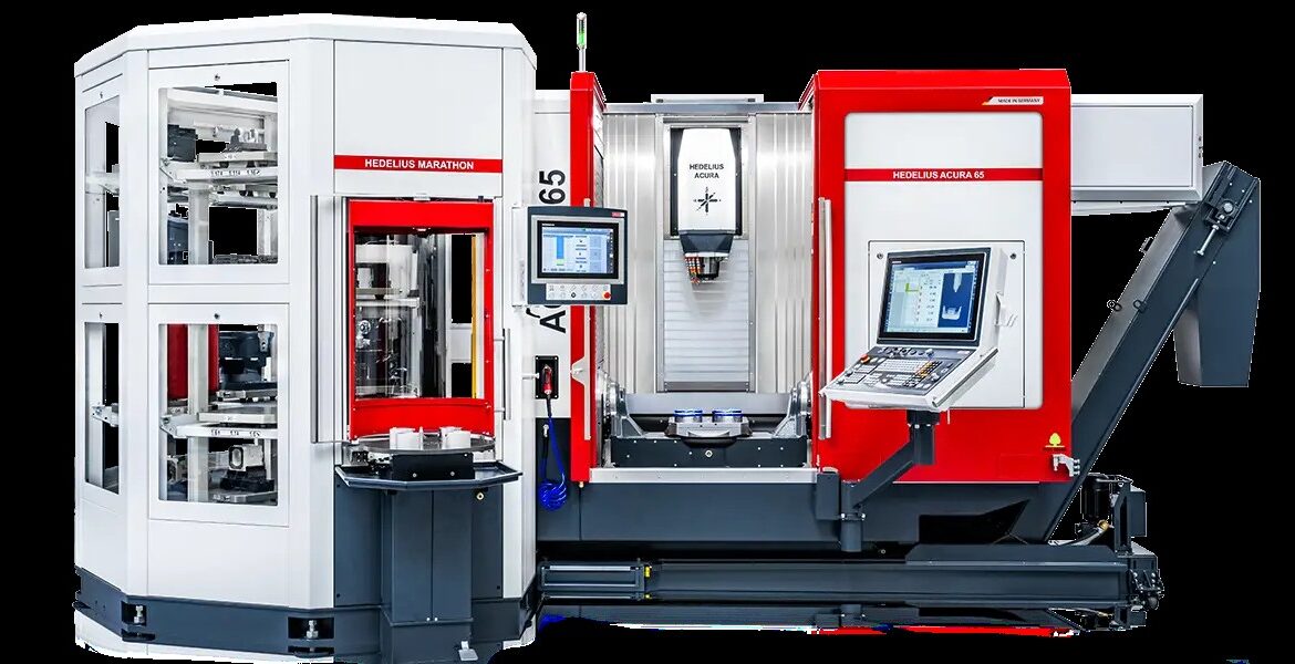 Ein modernes industrielles CNC-Bearbeitungszentrum mit rot-weißem Äußeren, Schalttafeln und einem automatischen Werkzeugwechsler, das in der Präzisionsfertigung und im Maschinenbau eingesetzt wird.