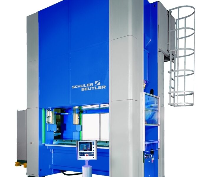 Große blau-graue hydraulische Industriepresse mit Bedienpult an der Vorderseite und einer angebrachten Sicherheitsleiter auf der rechten Seite, beschriftet mit Schuler Beutler.